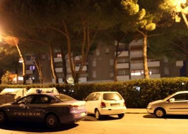 Lauto della polizia davanti al condominio di via Goito dove nella notte una donna di 38 anni &egrave; stata trovata morta dal compagno          