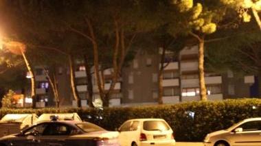 L’auto della polizia davanti al condominio di via Goito dove nella notte una donna di 38 anni è stata trovata morta dal compagno