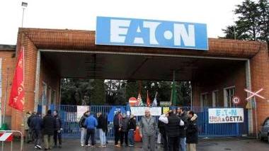 L’ingresso della Eaton durante una protesta dei lavoratori