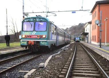Un treno sulla linea Porrettana allaltezza di Corbezzi 