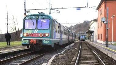 Un treno sulla linea Porrettana all’altezza di Corbezzi