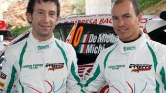 Daniele Michi (a sinistra) con il pilota Manuel de Micheli a destra)