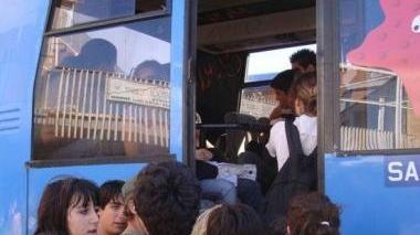 Studenti salgono su autobus