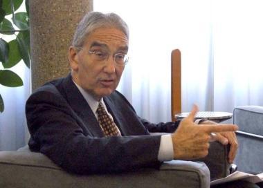 La Torre in una foto che ne accentua la pendenza; a destra Pier Francesco Pacini, presidente Primaziale 
