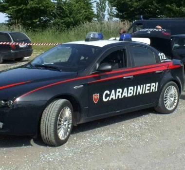 Una pattuglia di carabinieri impegnata in controlli  