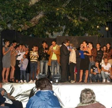 Il palco su cui hanno sfilato 50 bambini e ragazzi e adulti della montagna insieme ai villeggianti In 400 hanno assistito alla serata 