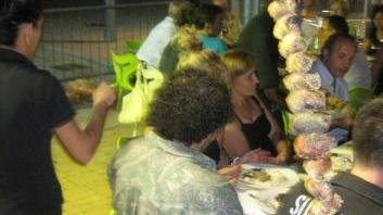 Sopra e a lato due momenti della cena brasiliana organizzata allo Sporting club di Pontedera