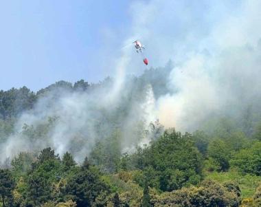 Due incendi, interviene l'elicottero