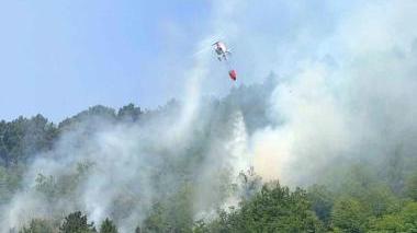 Due incendi, interviene l'elicottero
