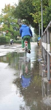 Perdita dacqua in una strada   