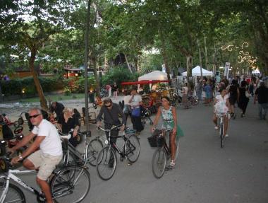 <b>VIALE AFFOLLATO.</b> Tanti gli ospiti fin dal pomeriggio 