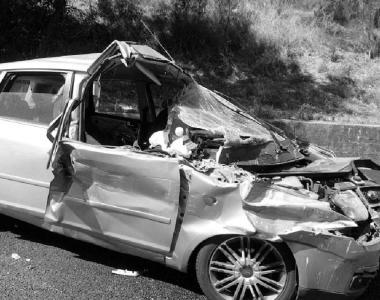 Lauto coinvolta nellincidente e le macchine in fila sotto il sole in Fi-Pi-Li 