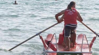 Bagnini impegnati ai remi sul patino di salvataggio