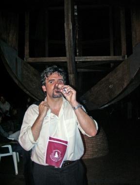 Il sindaco Diego Parrini in versione sommelier tra gli stand allestiti per Calici di Stelle a Vinci  