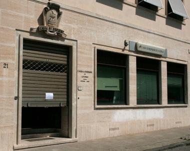 L’esterno della banca e sotto il capitano De Corato