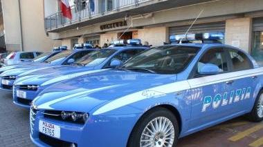 Volanti davanti alla questura di via Macallè