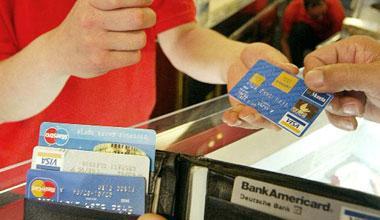 Ruba l'identità a un viareggino e tenta di truffare una banca