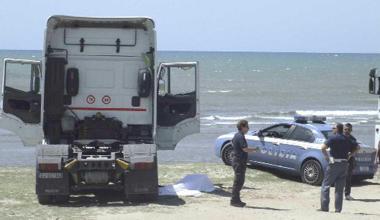 Camionista trovato morto sulla spiaggia del Calambrone