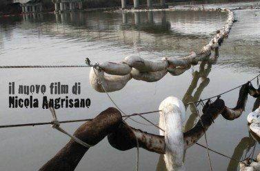 <b>UN PO DI PETROLIO </b>La locandina del documentario proiettato stasera al Clorofilla Film Festival 