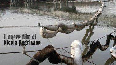 <b>UN PO’ DI PETROLIO </b>La locandina del documentario proiettato stasera al Clorofilla Film Festival