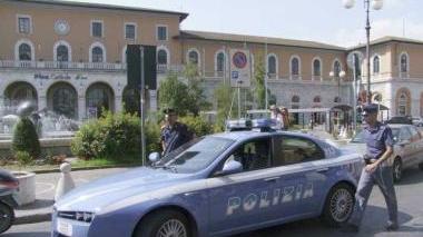 Volante della polizia davanti alla stazione