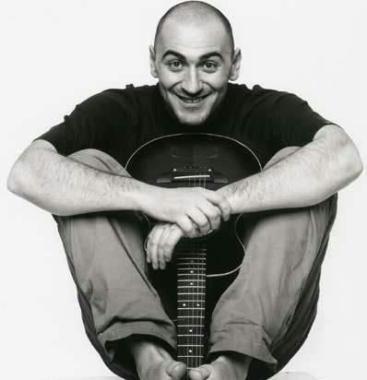 <b>IL RITORNO </b>Sergio Sgrilli domani sera &egrave; in scena nella sua Follonica     