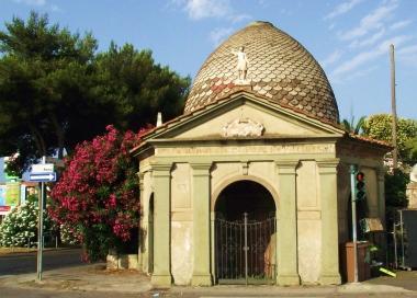 Sulla sommit&agrave; della cappellina di San Michele non c&egrave; pi&ugrave; la croce 