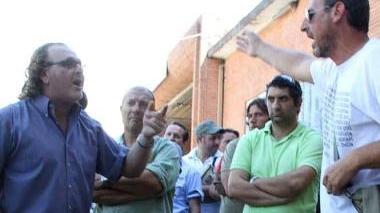 L’accesa discussione tra gli operai