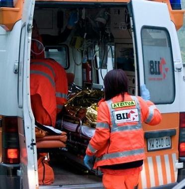 <b>SOCCORSI.</b> Sul posto &egrave; intervenuta una ambulanza la donna &egrave; stata trasportata al Pronto soccorso     