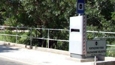 Una apparecchio autovelox per controllare chi supera il limite di velocità
