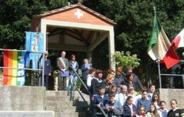 Una commemorazione di fronte al monumento che ricorda le 69 vittime 