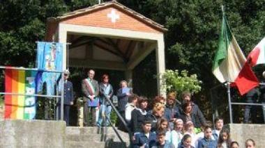 Una commemorazione di fronte al monumento che ricorda le 69 vittime