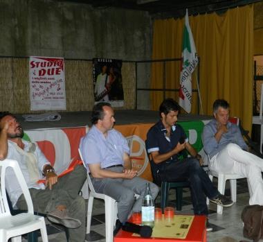 Un momento del dibattito svoltosi laltra sera a Villamagna allinterno della Festa democratica   