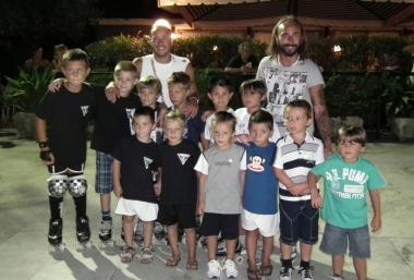 &nbsp;Mirko e Alessandro Bertolucci con i bambini della scuola hockey     