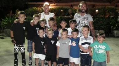 Mirko e Alessandro Bertolucci con i bambini della scuola hockey