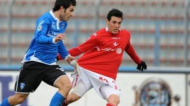 L’attaccante del Piacenza Guerra in azione di gioco con l’Empoli nel torneo di serie B