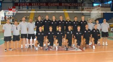 La rosa e lo staff della Ngm Lupi che ha iniziato il raduno 