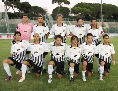 <b>DA RIVEDERE.</b> La formazione del Viareggio scesa in campo in avvio di partita 