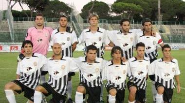 <b>DA RIVEDERE.</b> La formazione del Viareggio scesa in campo in avvio di partita