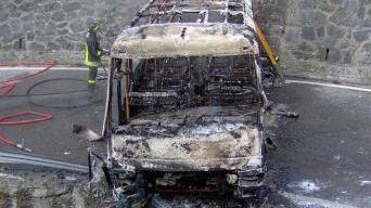 Il pullman in bilico sul precipizio