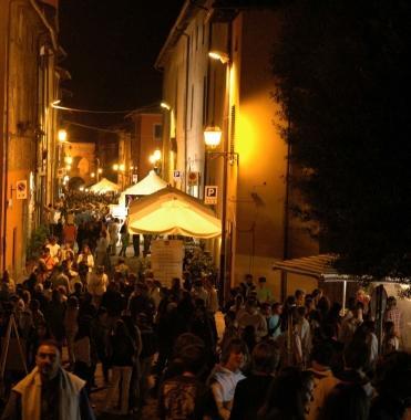 Il centro di Montecarlo pieno di gente durante la festa dedicata al vino 