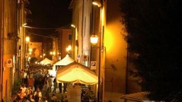 Il centro di Montecarlo pieno di gente durante la festa dedicata al vino