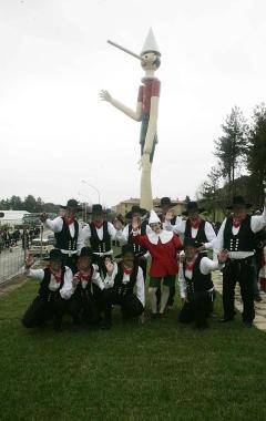 Il Pinocchio gigante svetta all’ingresso di Collodi