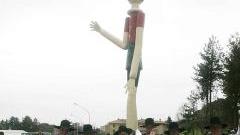 Il Pinocchio gigante svetta all’ingresso di Collodi