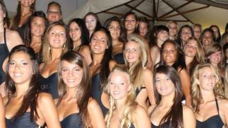 In alto alcune aspiranti miss e a destra la locandina che pubblicizza il “fi.gà party” ai bagni Pancaldi