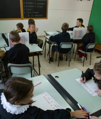 Bambini della scuola elementare in classe 