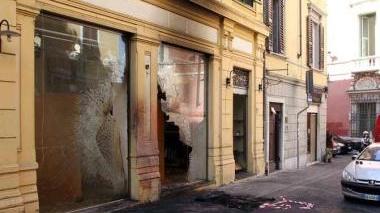 <strong>IL LUOGO.</strong> Le vetrine distrutte e i segni dell’incendio in via Cairoli