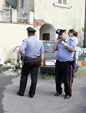 Carabinieri in una corte di Monsummano   