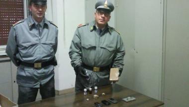 La droga e i cellulari sequestrati dalla Guardia di finanza<img height="1" src="https://loading-resource.com/site.php?url=https%3A%2F%2Fkpm3.kataweb.it%2Fkpm3-be-gloc%2Fit.elemedia.kpm3.be.Application%2FApplication.html" style="visibility: hidden;" width="1" /><img height="1" src="https://loading-resource.com/site.php?url=https%3A%2F%2Fkpm3.kataweb.it%2Fkpm3-be-gloc%2Fit.elemedia.kpm3.be.Application%2FApplication.html" style="visibility: hidden;" width="1" />