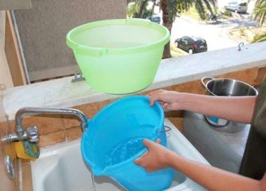 Rifornimento con secchi e tinozze per ovviare alla carenza di acqua 